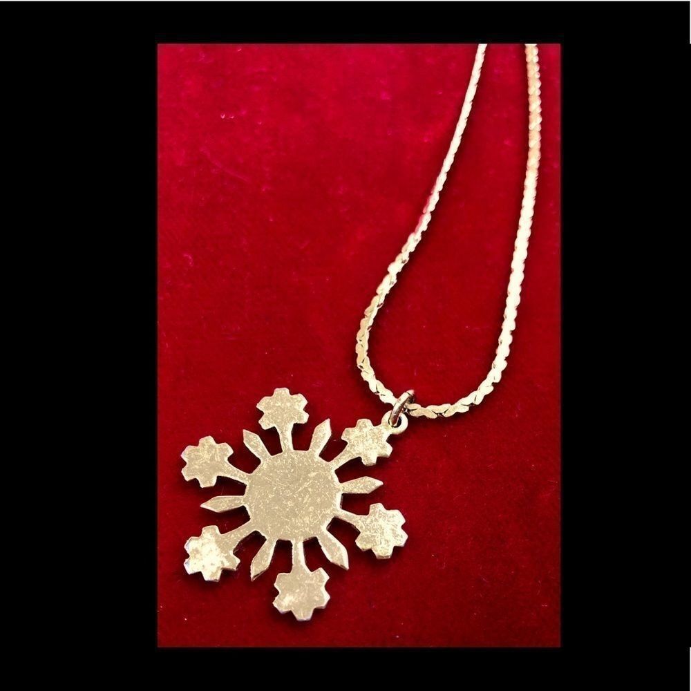 Vintage signed Monet Snowflake Christmas pendant charm 24" Necklace